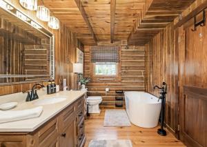 3BR Luxury Log Cabin Near Franklin