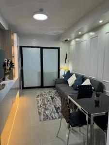 Chic Retreat in Pasay City - Scandinavian with Balcony facing Mall Of Asia