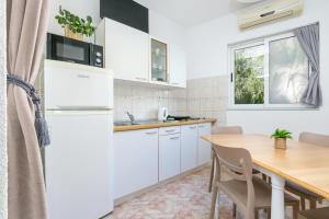 Apartments with parking space Zivogosce - Blato, Makarska - 22253