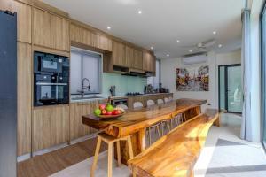 V257 Spacious 5BR Villa Waterfall Pool Movie Room