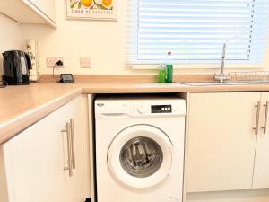 Quite Contractor Stay with Private Driveway and Smart TV bedrooms