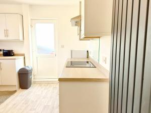 Quite Contractor Stay with Private Driveway and Smart TV bedrooms