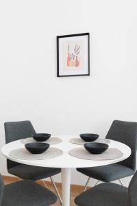 Central Renovated Apartment with Free Parking & AC