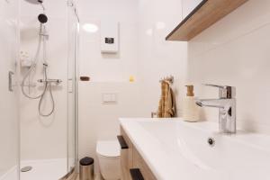 Central Renovated Apartment with Free Parking & AC