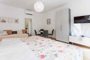 Central Renovated Apartment with Free Parking & AC