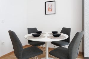 Central Renovated Apartment with Free Parking & AC