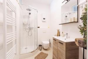 Central Renovated Apartment with Free Parking & AC