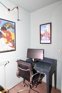 3BR Coastal Home with Parking, Workspace, WiFi