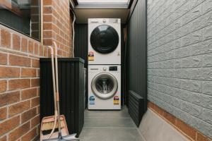 Stylish 4BR Easy CBD Access Walk to Train & Shops