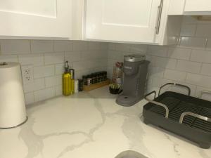 Cozy Family Friendly Suite Near Whyte, UofA, Kinsmen with Desks or Home-office and Full Kitchen