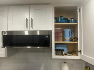 Cozy Family Friendly Suite Near Whyte, UofA, Kinsmen with Desks or Home-office and Full Kitchen