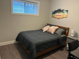 Cozy Family Friendly Suite Near Whyte, UofA, Kinsmen with Desks or Home-office and Full Kitchen