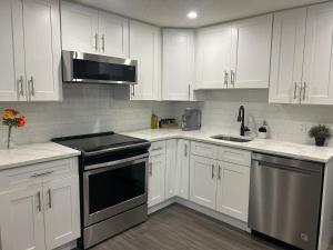 Cozy Family Friendly Suite Near Whyte, UofA, Kinsmen with Desks or Home-office and Full Kitchen