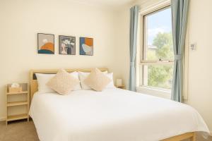 Stylish 4BR Easy CBD Access Walk to Train & Shops