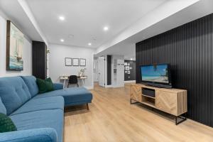Urban Haven: 2BR/2BA+Office, Kitchen, Dining