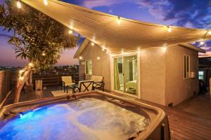 Darling 2 bedroom 1 bathroom Highland Park Home with Jacuzzi and View