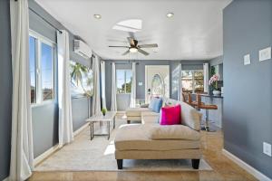 Darling 2 bedroom 1 bathroom Highland Park Home with Jacuzzi and View