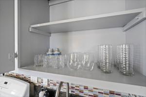 Darling 2 bedroom 1 bathroom Highland Park Home with Jacuzzi and View