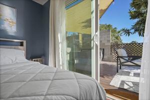 Darling 2 bedroom 1 bathroom Highland Park Home with Jacuzzi and View