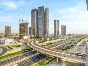 Stylish 1BR Near Burj Khalifa with Rooftop Pool, City Views, Free Parking