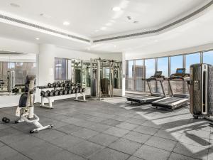 Stylish 1BR Near Burj Khalifa with Rooftop Pool, City Views, Free Parking