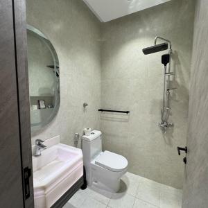 غرفة وصالة بدخول ذكي وشاشة 75 بوصة سمارت