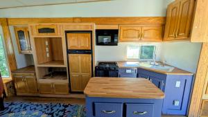 Trailer Glamping - Steps from the beach