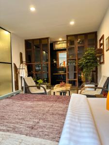 Gallery House - Artistic Villa with Plunge Pool