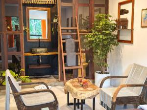 Gallery House - Artistic Villa with Plunge Pool