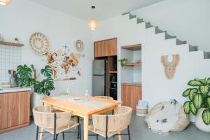 Tropical Oasis Villa - 3-min Walk to Beach - Fast Wi-Fi -Self Check-in - Private Pool