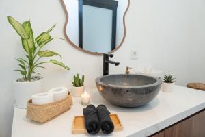 Tropical Oasis Villa - 3-min Walk to Beach - Fast Wi-Fi -Self Check-in - Private Pool