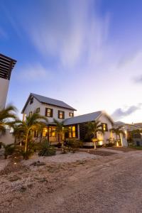 Paradise Palms and The PoolClub at Mahogany Bay