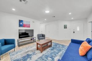 Cozy Home Near Tesla COTA Austin Airport