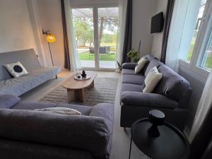 Black N White Cozy Housegarden