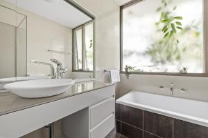 Bright and Cozy Queen Room - Serene Spot at Pymble - Shared Bathroom