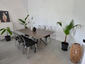 Black N White Cozy Housegarden