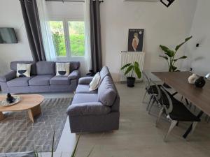 Black N White Cozy Housegarden