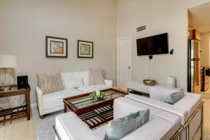 Golf, Swim and Dine! Condo with Lake Conroe Access