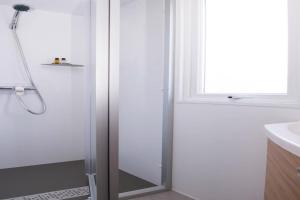 Mobile home with terrace at Domaine Les Mûriers, Vendres-Plage