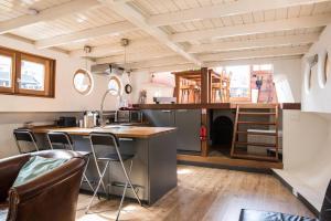 Luxury large Houseboat AZARA