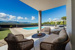 Holiday home "Villa Blue Lake" - Private Heated pool, Hotube