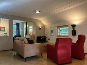 Koolmees - Between the trees!