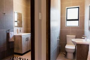 Luxury 4BR Drakensberg Home Private Pool and Braai