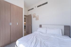 Spacious 1 bedroom in Azizi Riviera, Meydan
