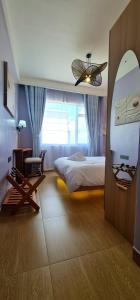 Cozy Top-Floor Apartment with Balcony & City Views near United Nations Office