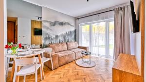 Pine Apartments, Sun & Snow