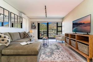 Table Mountain Majesty - 270 Views, Modern, Cape Town