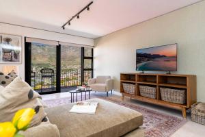 Table Mountain Majesty - 270 Views, Modern, Cape Town