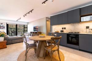 Table Mountain Majesty - 270 Views, Modern, Cape Town