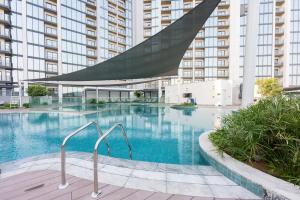 StayShort - 3 Bed in Meydan Sleeps 5 with Dubai Skyline View